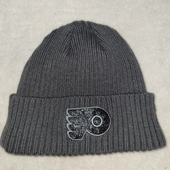New Era Women's Gray Sparkle Logo Philadelphia Flyers Knit Hat - Picture 1 of 6